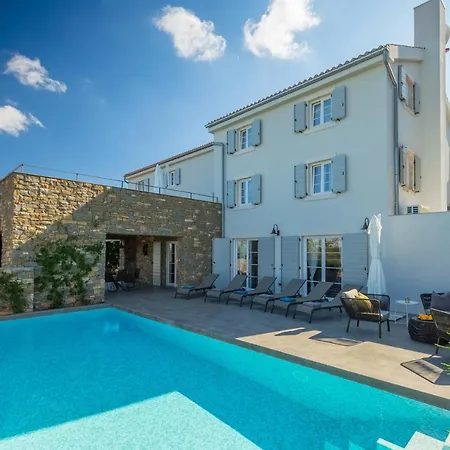 Exceptional 5 Star With Breathtaking Views, Sauna And Fitness